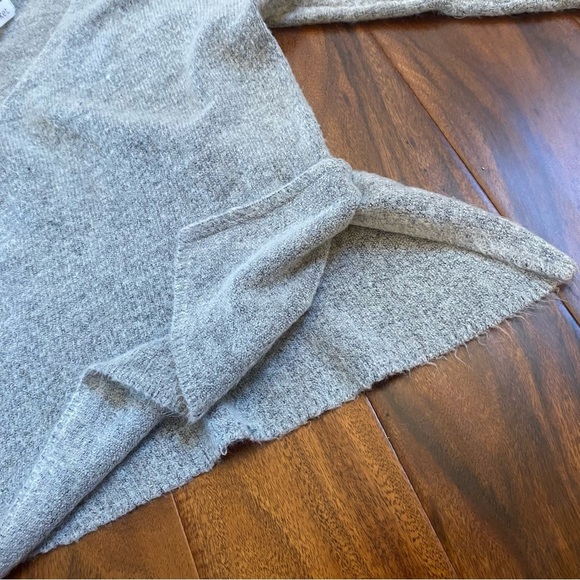 Market Women’s Light Gray VNeck Fall Winter Sweater Size Medium - Picture 4 of 6